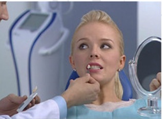 Осмотр пациента у стоматолога перед фотоотбеливанием.