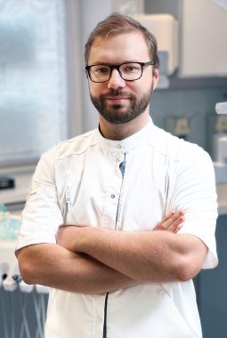 Врач-стоматолог 1-й квалификационной категории Русецкий Александр Юрьевич